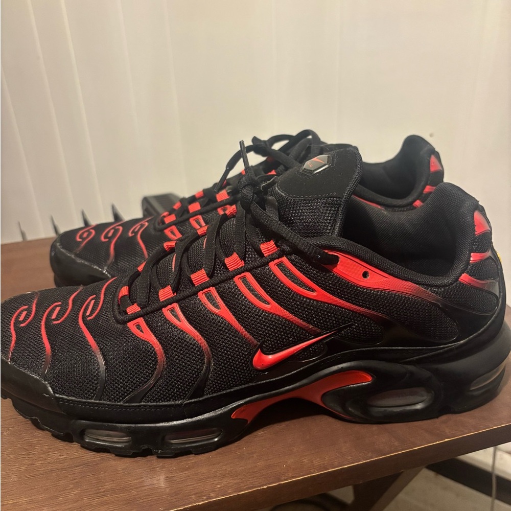Nike Black and Red Air Max TN trainers size 13